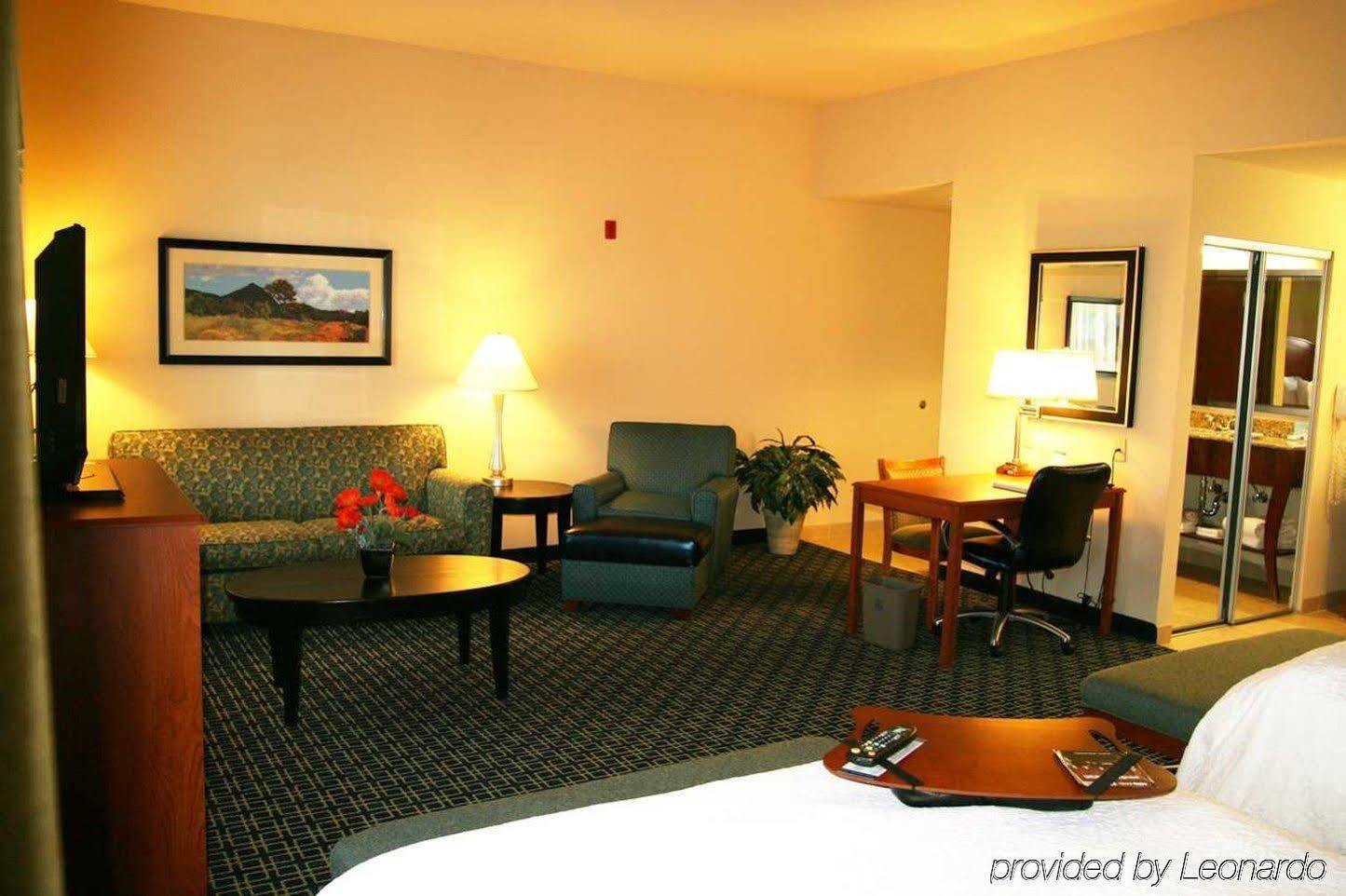 Hampton Inn & Suites Lancaster Room photo